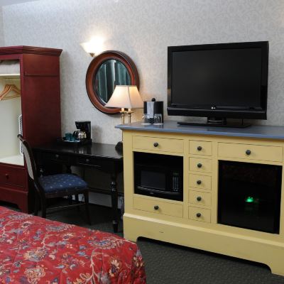 Standard King Room Pike's Waterfront Lodge Promo Code