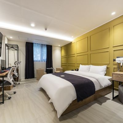 디럭스룸 더블침대 브라운도트호텔 수원인계점 쿠폰