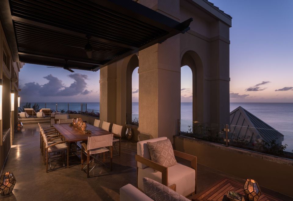 大開曼頂層公寓，3臥室頂層套房，陽臺