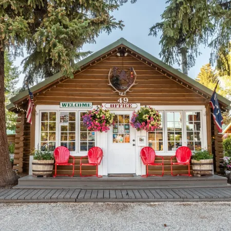 Log Cabin Motel Отели в г. Пайндейл