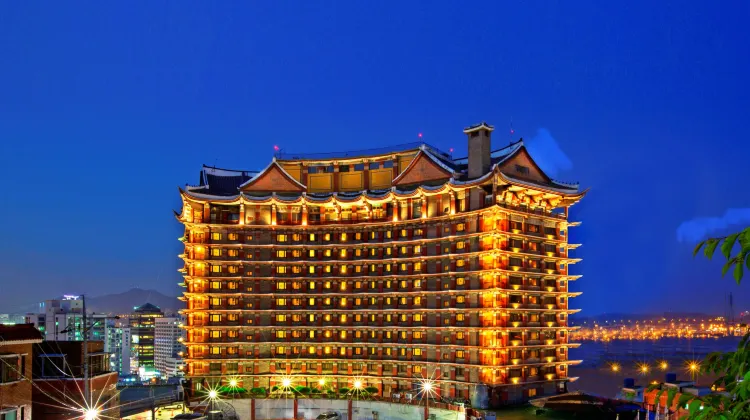 コモドール ホテル 外観