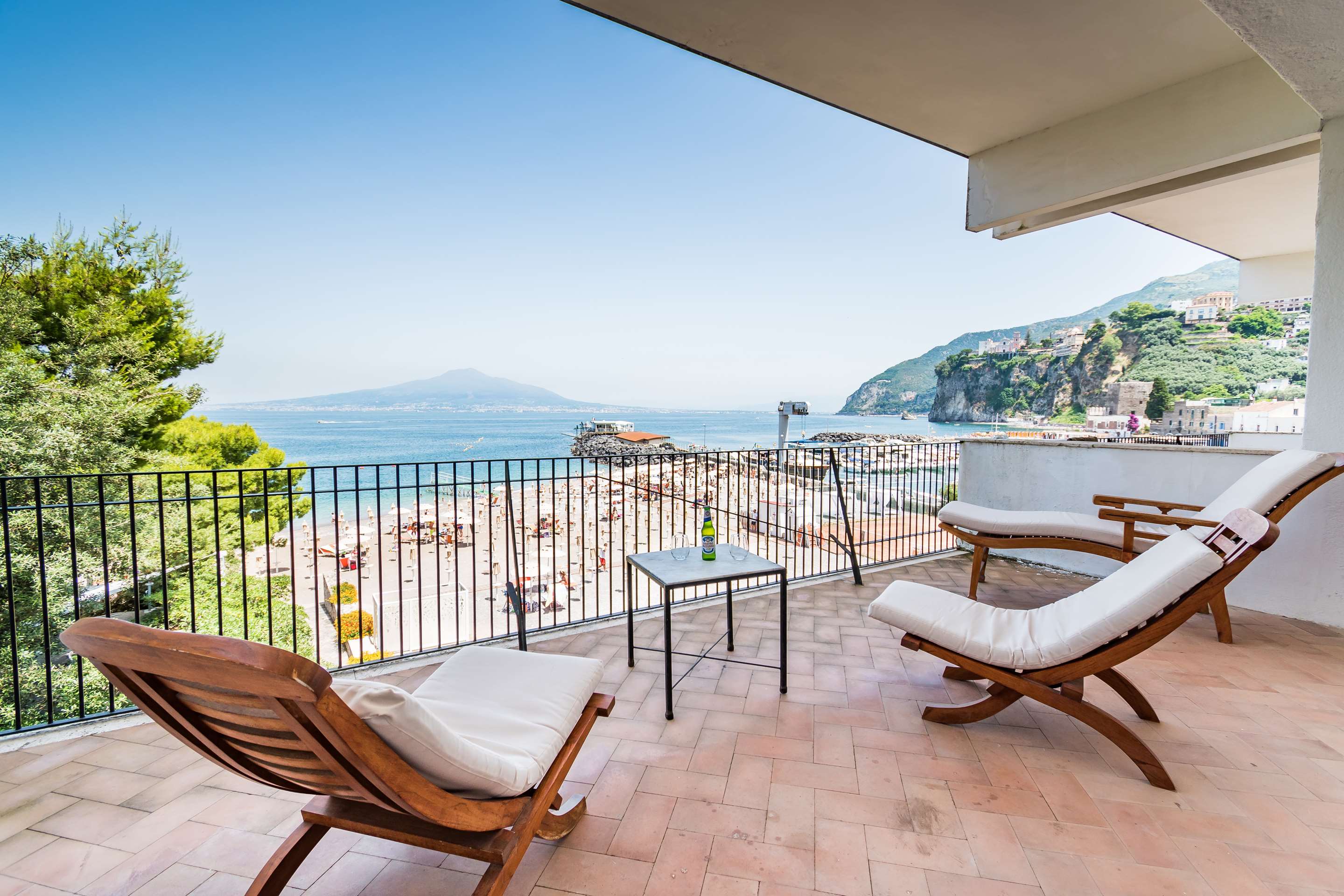 1张特大床，禁烟，高级房，露台，海景，可转换为两张单人床