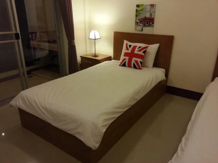 Twin Bed Air Conditioning Cable Tv Private Bathroom