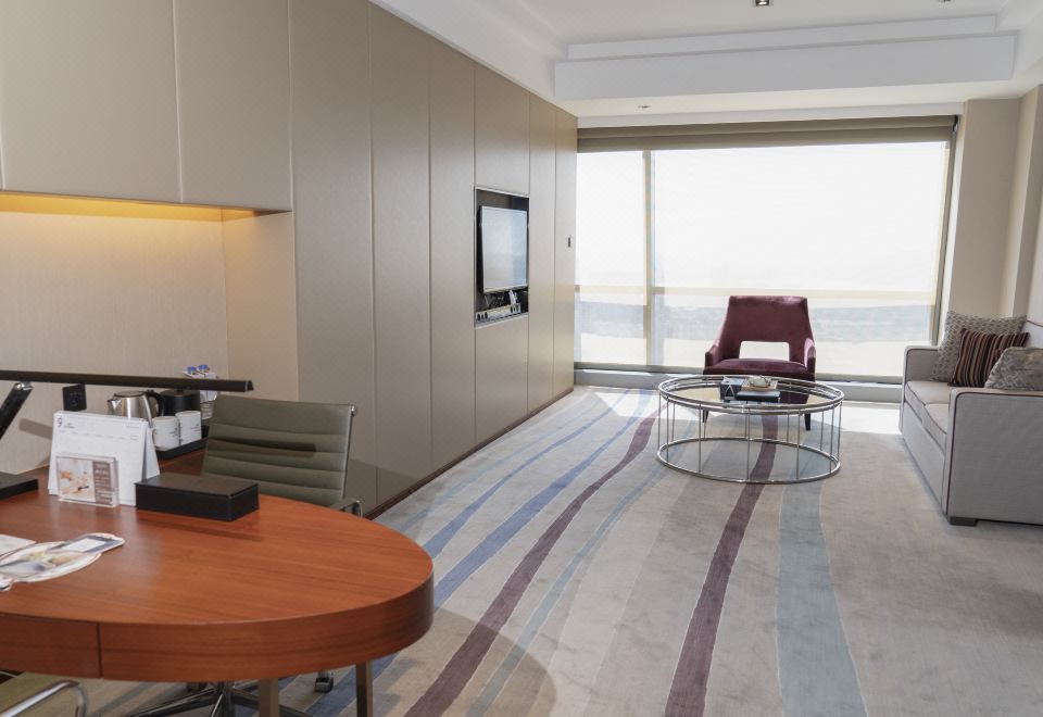 Crowne Plaza Wuxi Taihu King 1 Bdrm STE Living Area City View