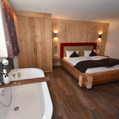 Deluxe Chalet, 4 Bedrooms, Hot Tub and Sauna, Mountain View