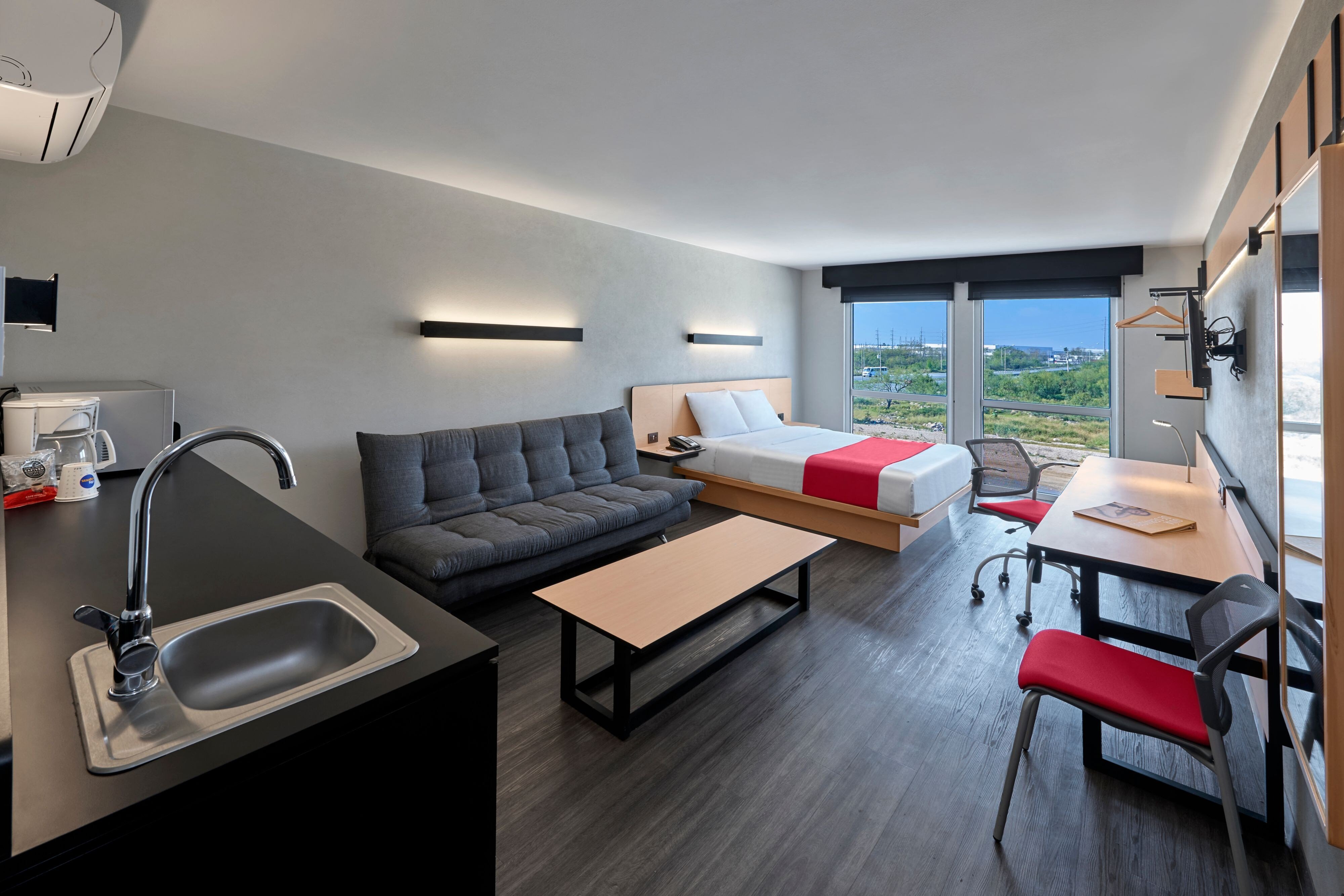 带有梳化床的高级大床房