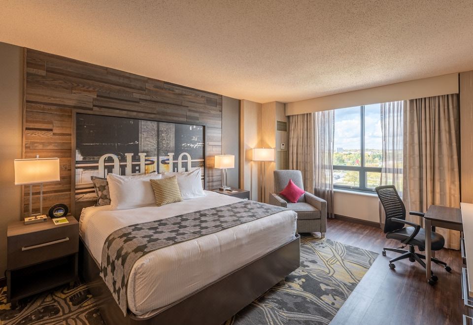 The Blackwell Inn and Pfahl Conference Center Deluxe King Room