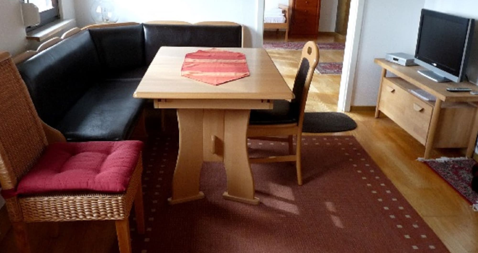 基础公寓， 2 间卧室， 厨房， 山腰