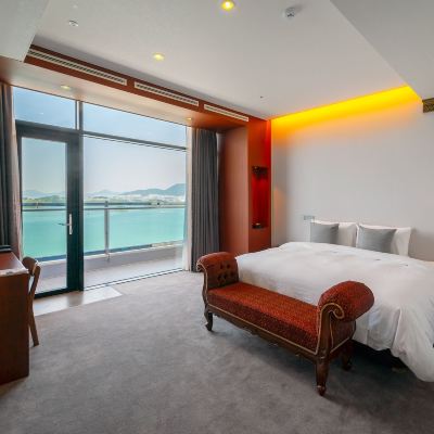 Emerald Suite + Breakfast For 4 + 4 Yacht Discounts Vouchers + 60% Karaoke Discount 호텔 JCS 여수 쿠폰