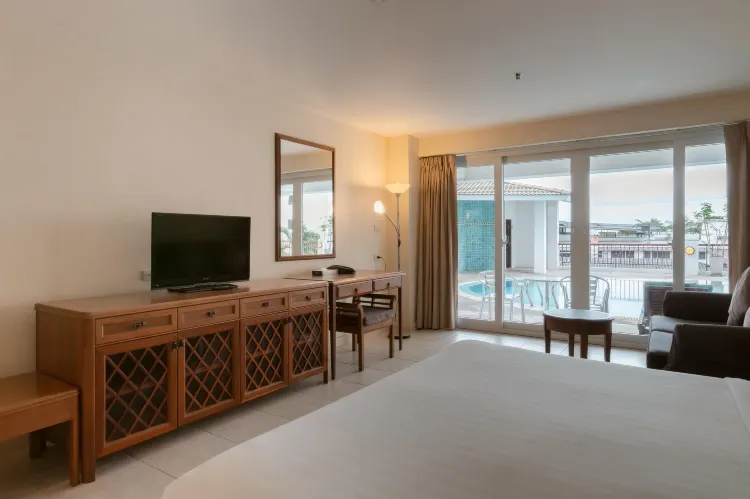 ห้องพักดีลักซ์ริมสระว่ายน้ำ