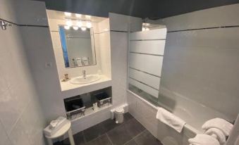 Hostellerie les Griffons - Housity