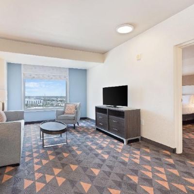 高層特大床和兩張雙人床兩卧室套房 奧蘭多環球影城正門假日酒店優惠