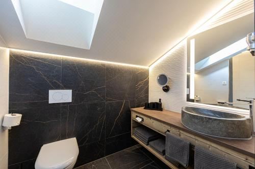 带阳台的两卧室公寓