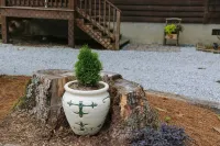 Charming 2Br Highlands Cottage with Cozy Fireplace, 3 Min to Main St & Dry Falls