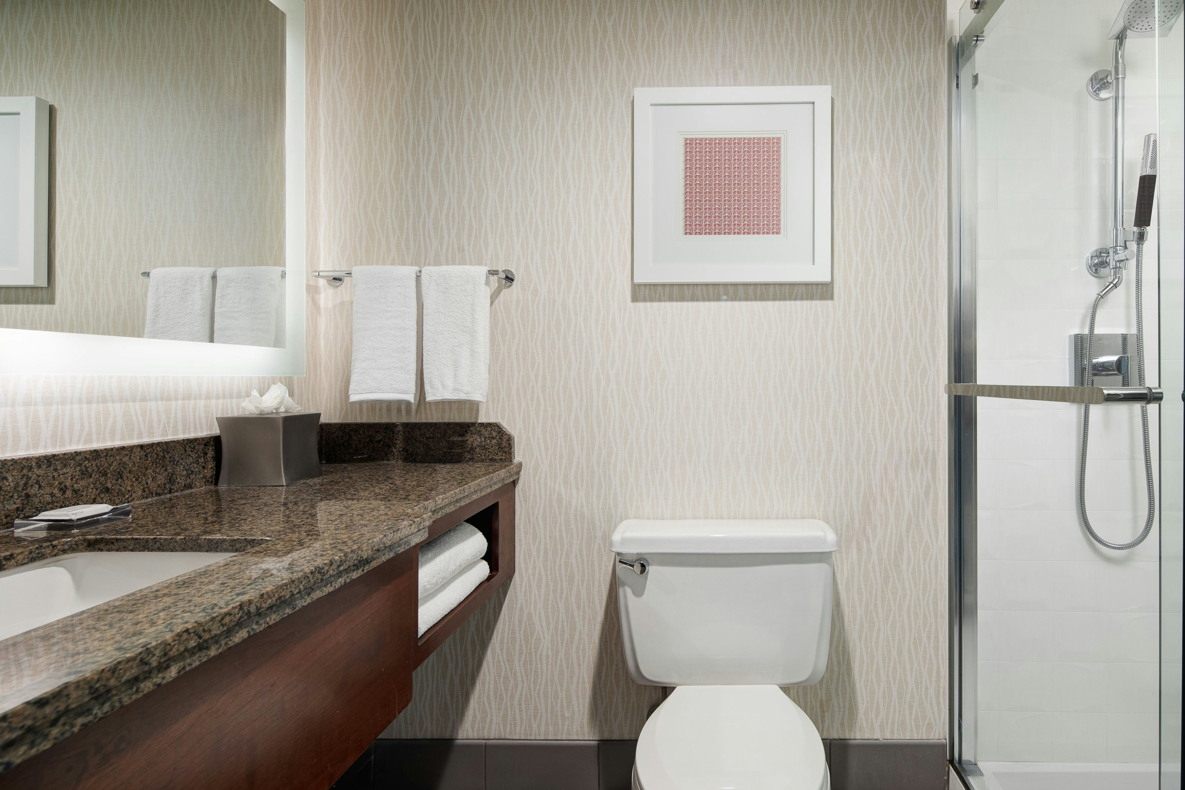 行政客房，1张特大床，梳化床，东塔楼