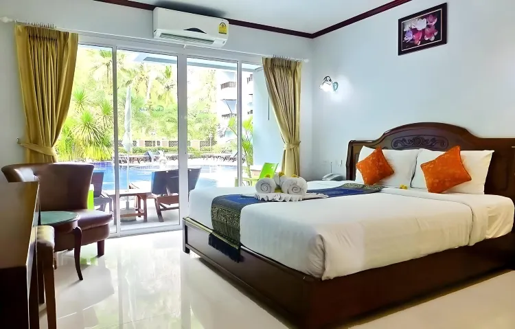 ห้องดีลักซ์ พร้อมทางลงสระว่ายน้ำ