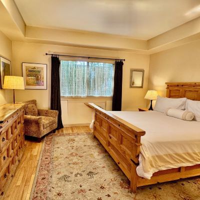 Deluxe King Suite Blue Iguana Inn Promo Code