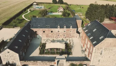 Domaine Sur les Sarts Hotel a 