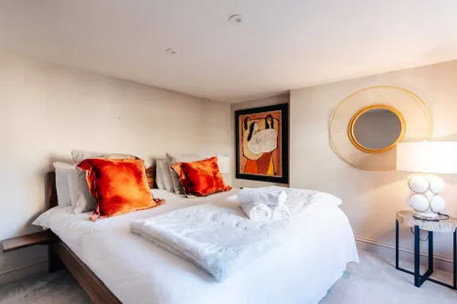 Modern   Stylish Central Bath Apartment