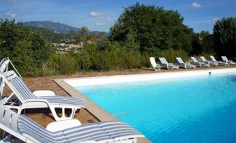 Hotel Les Cavalets - Housity