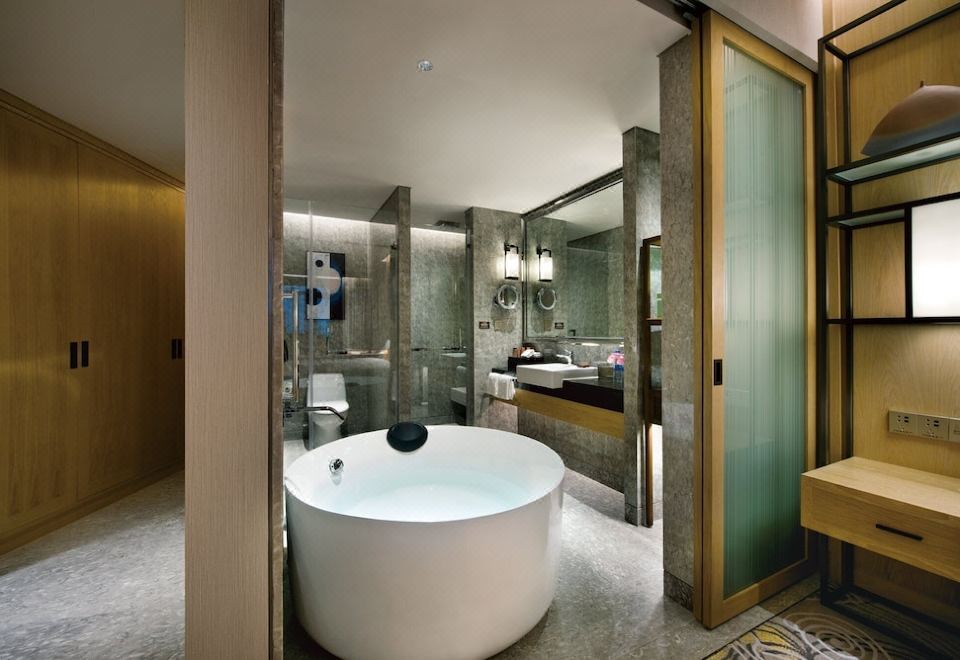 Crowne Plaza Kunming Ancient Dian Town1King 2Twin 2Bdrm Living Dining Lake View Room