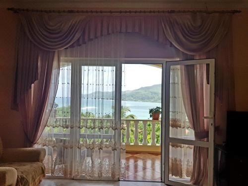 带阳台和海景的豪华双人房