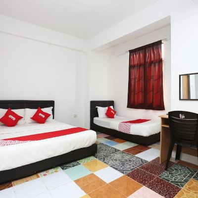 Bilik Deluxe Bertiga Kupon OYO 89434 KB Rest Inn