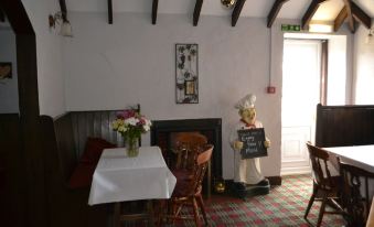 Redhall Arms Hotel - Housity