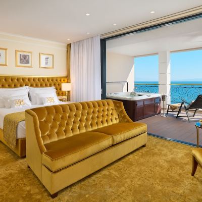 Luxury Suite (Sea Front, Balcony, Jacuzzi)