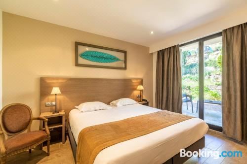 带花园侧面和露台的双人房