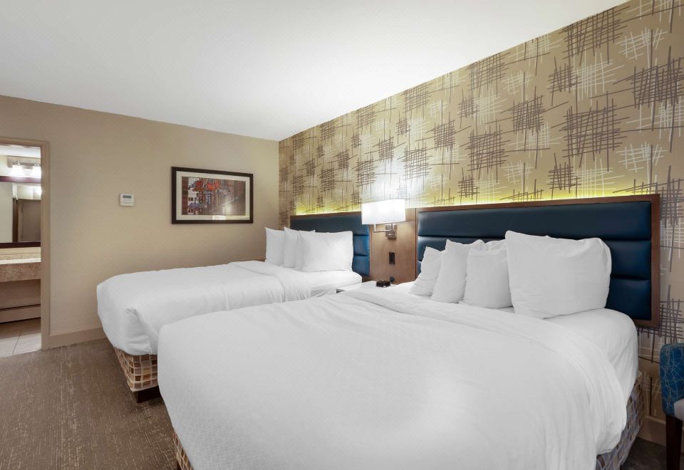 家庭套房- 帶一張特大號床和兩張大號床