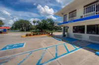 Motel 6 Bradenton, FL