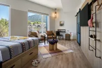 Moxy Boulder