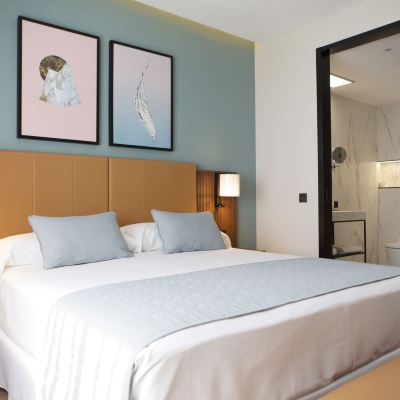 Deluxe King Room Hotel Riu Plaza España Promo Code