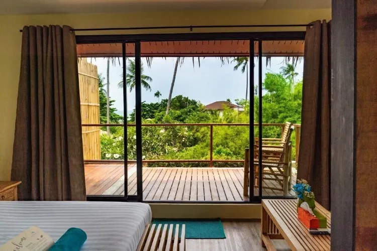ห้องดีลักซ์ เตียงใหญ่ พร้อมวิวทะเลบางส่วน