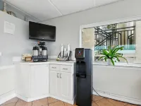 Beacher's Lodge Hotels in Crescent Beach