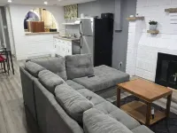 Bright & Cozy 2-Bedroom Main Floor Suite Hotel a Brampton
