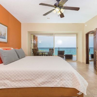 Luxury Condo, 3 Bedrooms, Ocean View, Beachfront