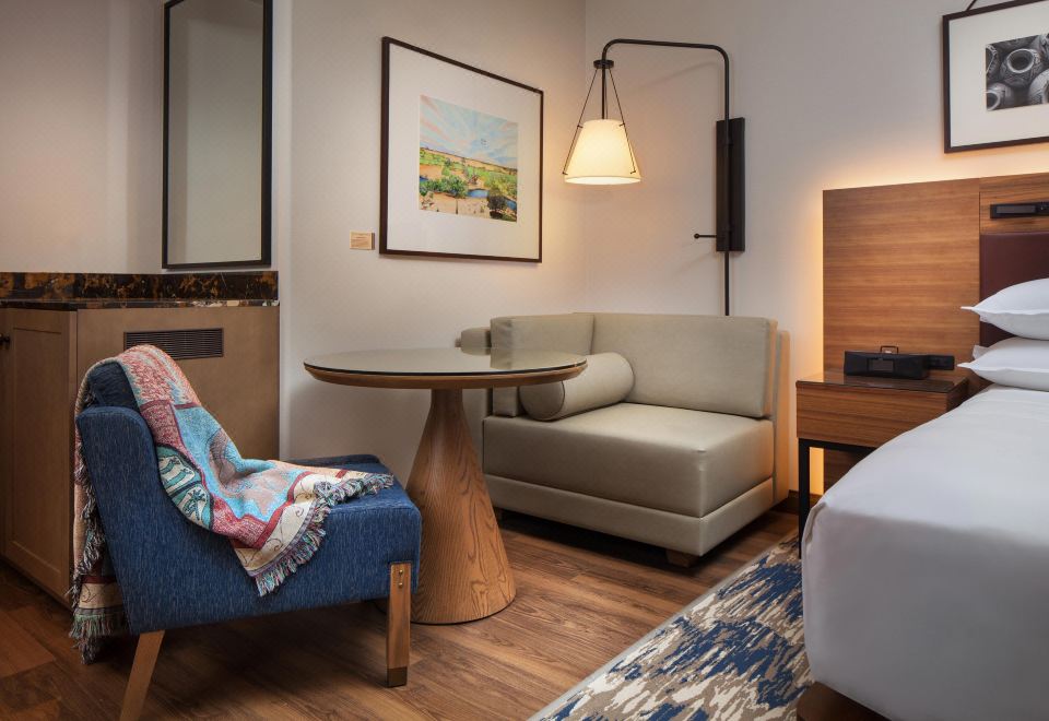 度假村景豪华特大床房