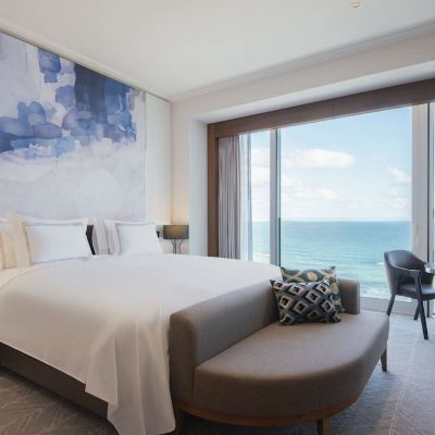 Deluxe Seafront Horizon Lounge Room 1 King bed