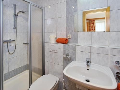 带阳台的两卧室公寓