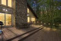 Family and Pet Friendly Cabin 3 Miles to Beech Ski Resort, Hot Tub, Fenced Yard!