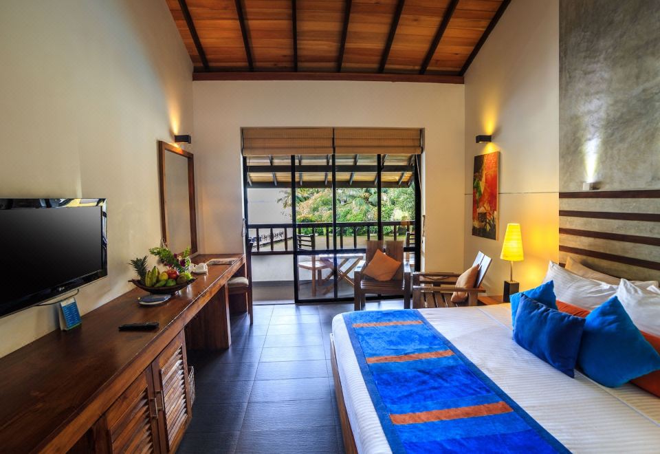 标准泳池翼园景房