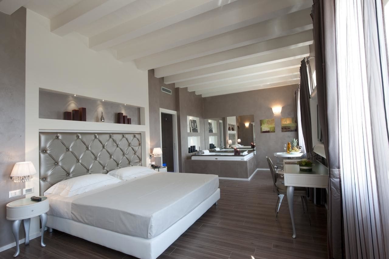 小型套房 - 带喷水浴缸