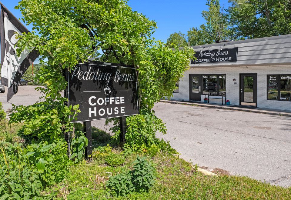 Luxury Condos With Concierge And Games-Gorgeous Retreat