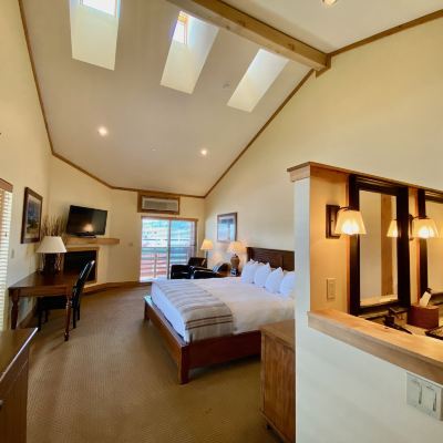 Deluxe King with Vaulted Ceilings Cousin's Country Inn Promo Code