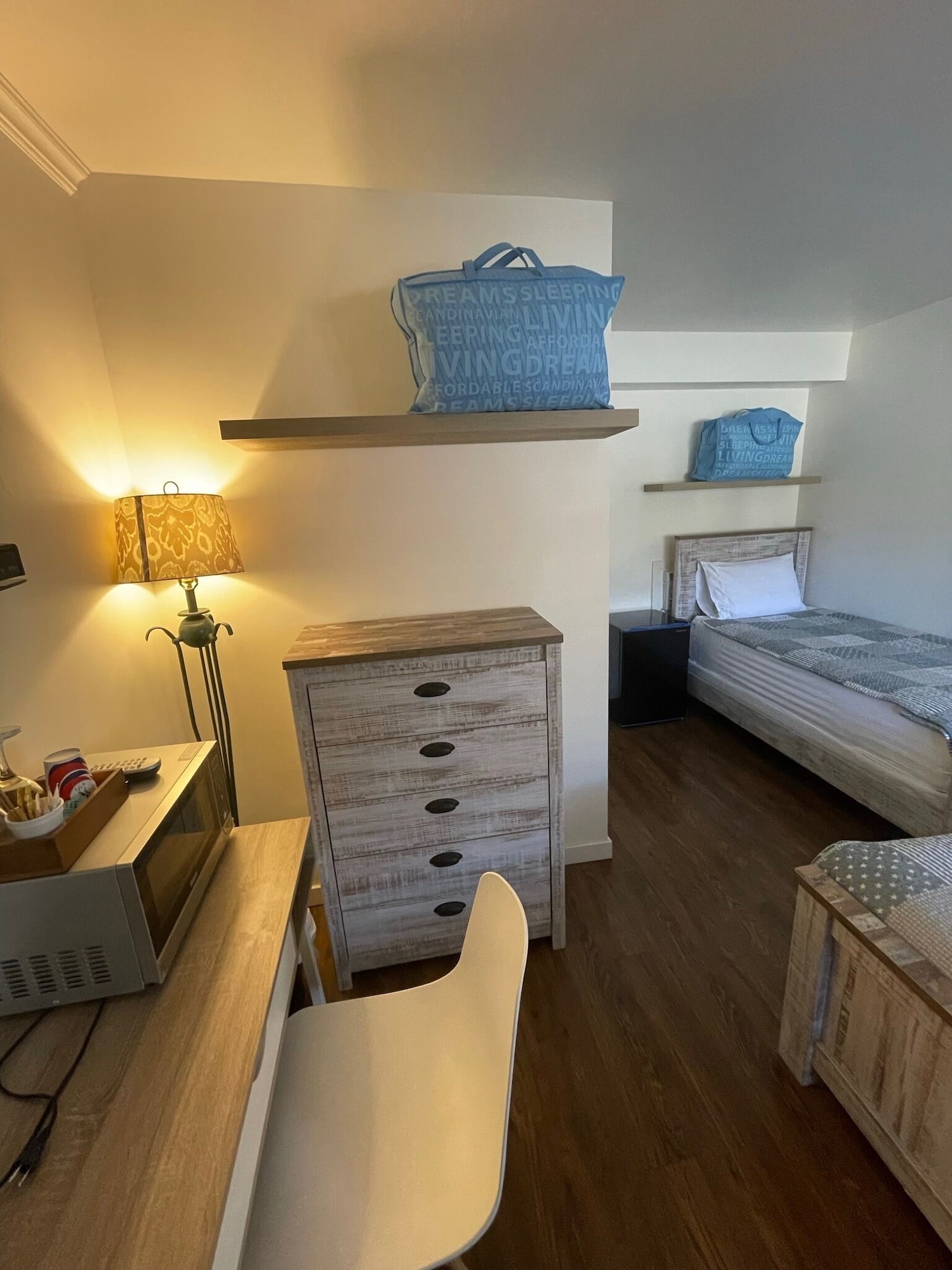 舒适双人或双床房，多张床