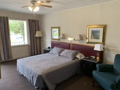 The Lionstone Inn Motel and Cottages Hotele w: 