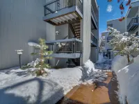 Private Ski Retreat in Avon: Eagle River Views! Hotele w: Eagle-Vail