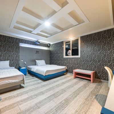 Deluxe Twin (Double + Single, Spacious Room, Room, Heating and Cool Good, Bathtub)